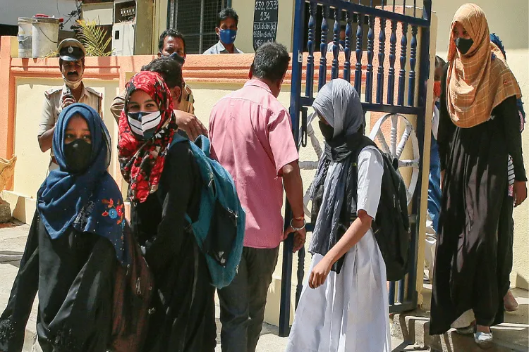 कर्नाटक: कॉलेज खुले,सुरक्षा सख्त, हिजाब पर अड़ने वाली छात्राएं घर भेजीं 