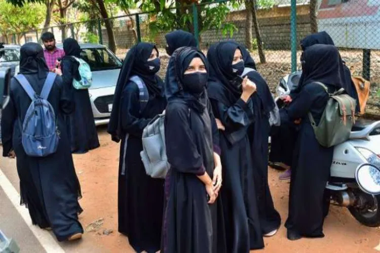 कर्नाटक में शैक्षणिक संस्थानों में हिजाब और भगवा शॉल पर प्रतिबंध