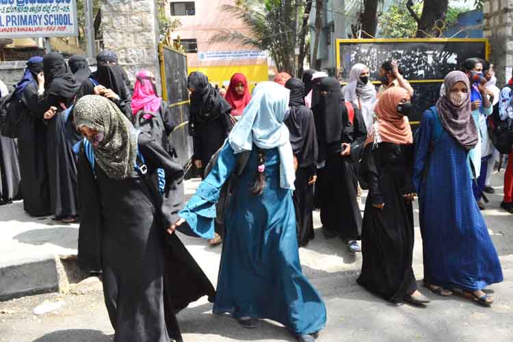 कर्नाटक: हिजाब विवाद में 58 कॉलेज छात्राएं निलंबित