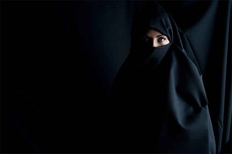 हिजाब विवाद: बिहार में बुर्का पहने लड़की को बैंक में पैसे निकालने से रोका