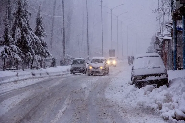 कश्मीर में भारी बर्फबारी, यूनिवर्सिटी की परीक्षाएं स्थगित, जल्द होगी नई तारीख का ऐलान