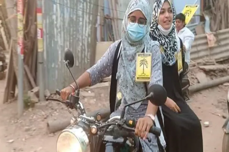 बाइक पर चुनाव प्रचार करती एक महिला उम्मीदवार