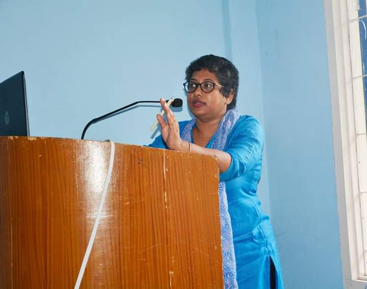 https://www.hindi.awazthevoice.in/upload/news/164604472110_Runa_Rafique_while_speaking_at_an_event.jpg