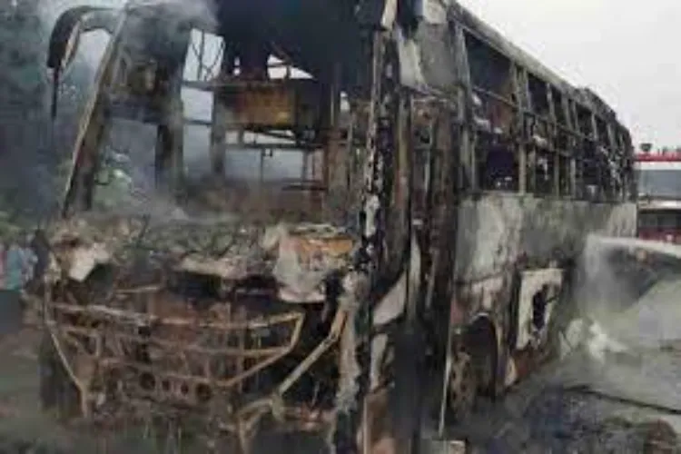 आंध्र प्रदेश के शहर में आग से जली 9 बसें
