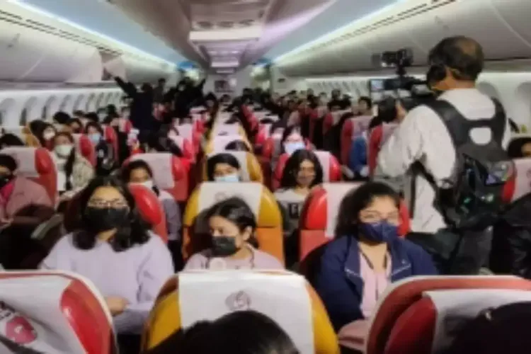 बुखारेस्ट से 218 भारतीय नागरिकों को लेकर विशेष उड़ान दिल्ली पहुंची