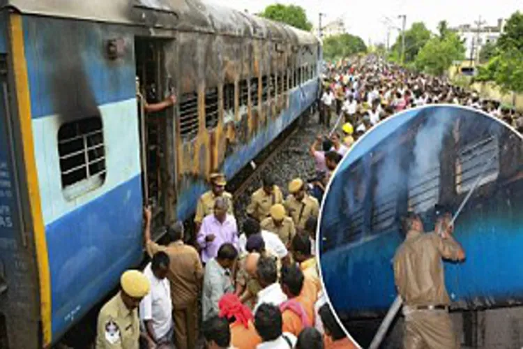 यात्रियों से भरी सहारनपुर-दिल्ली पैसेंजर ट्रेन धूं-धूं कर जल उठी, हंगामे में कई घायल
