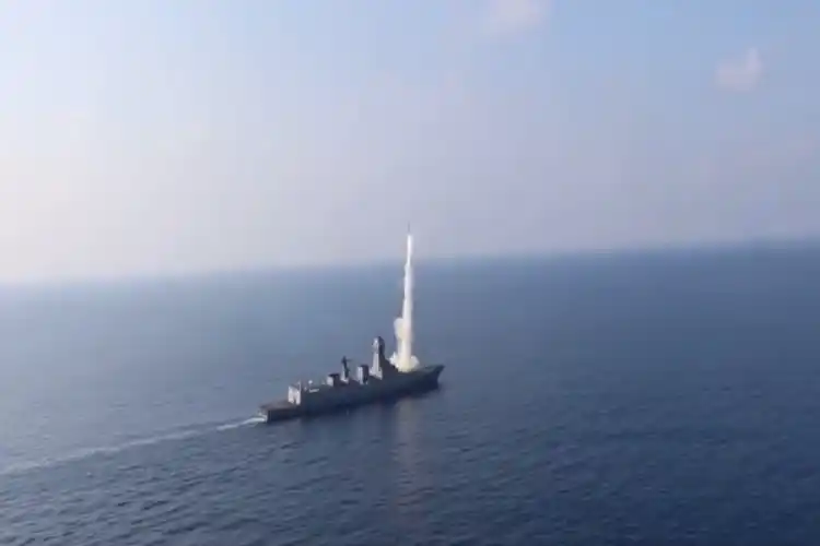 नौसेना ने आईएनएस चेन्नई से ब्रह्मोस क्रूज मिसाइल का किया सफल परीक्षण