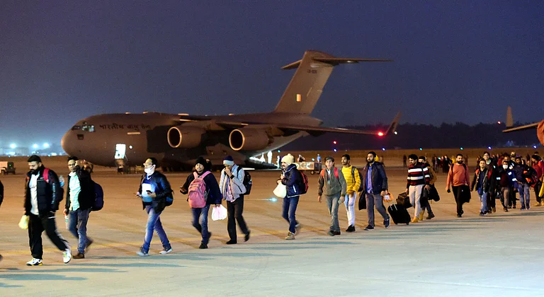 यूक्रेन के सुमी से निकाले गए छात्रों को लेकर एयर इंडिया की फ्लाइट दिल्ली में उतरी