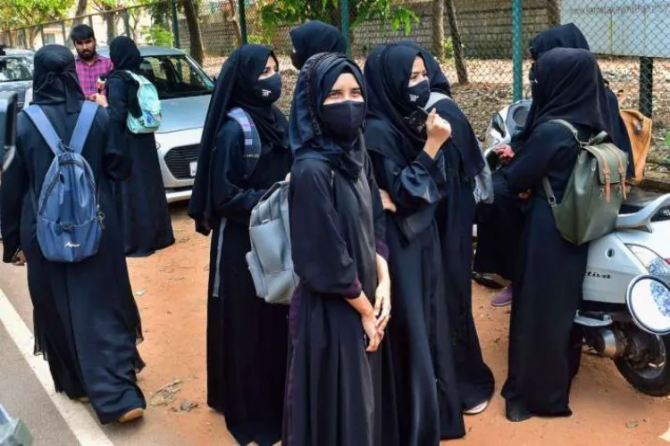 हिजाब विवाद: बेंगलुरु में धारा 144 लागू, ड्यूटी पर 10,000 पुलिसकर्मी