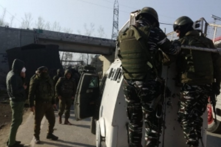 कश्मीर: सुरक्षा बलों के साथ मुठभेड़ में 3 आतंकवादी ढेर 