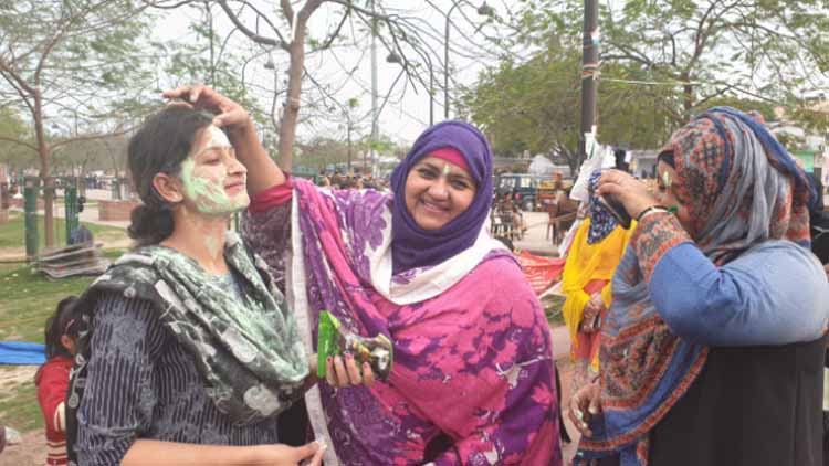 तहजीब के शहर लखनऊ में होली खेलती हिंदू और मुस्लिम महिलाएं