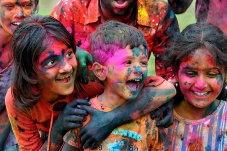 हर्षोल्लास एवं रंगों के त्योहार होली पर हर तरफ फैली खुशियां, पीएम मोदी ने दी बधाई