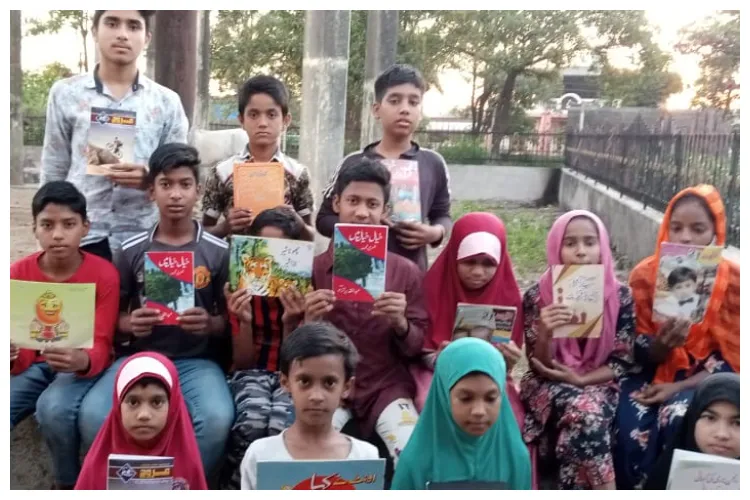 खुली लाइब्रेरी में पढ़ते बच्चे (फोटोः शाहताज खान)