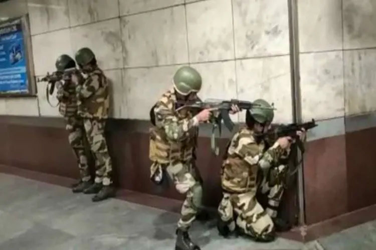 दिल्ली : सीआईएसएफ ने मेट्रो स्टेशन पर किया मॉक ड्रिल