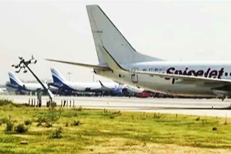दिल्ली एयरपोर्ट पर स्पाइसजेट का विमान खंभे से टकराया, बड़ा हादसा टला
