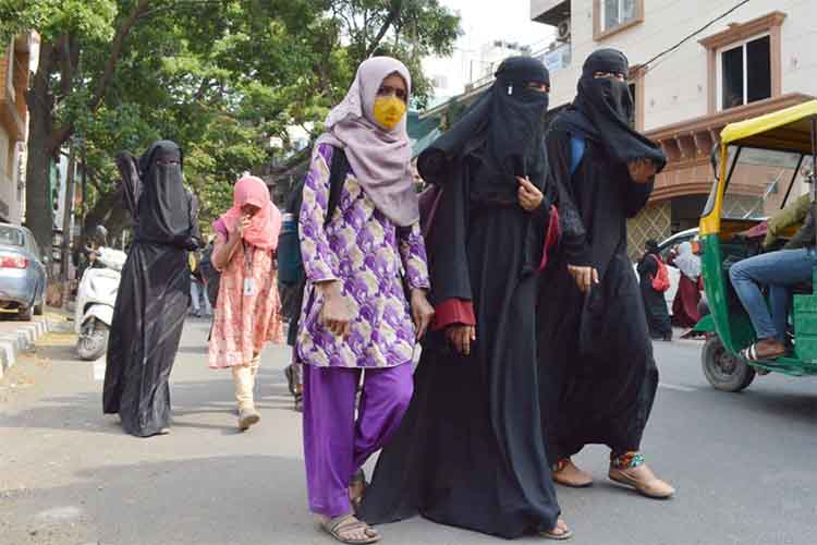 कर्नाटक: परीक्षा में हिजाब पहने निरीक्षक निलंबित