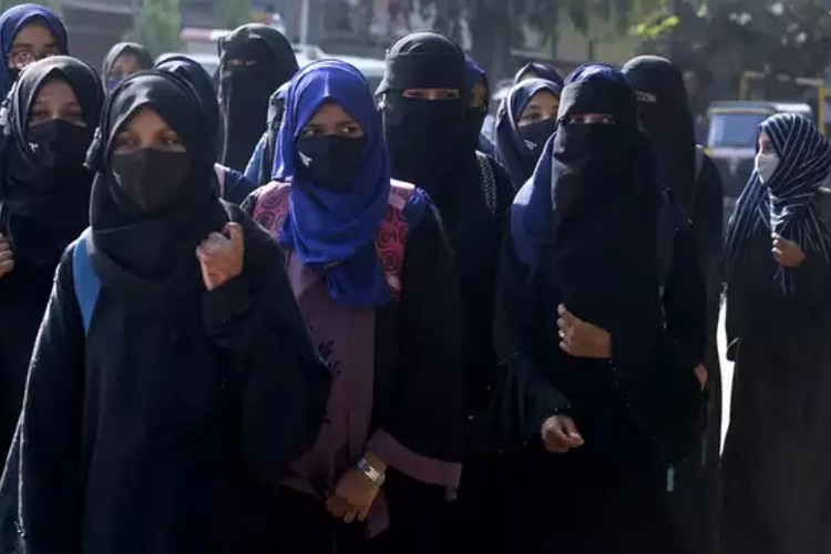 कर्नाटक: छात्राओं को हिजाब में परीक्षा की अनुमति दी, सात निलंबित