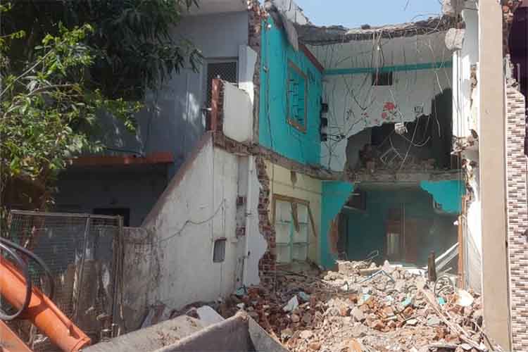 रतलाम: जयपुर बम धमाकों के अल सफा षड्यंत्रकारियों के घर पर चला बुलडोजर 