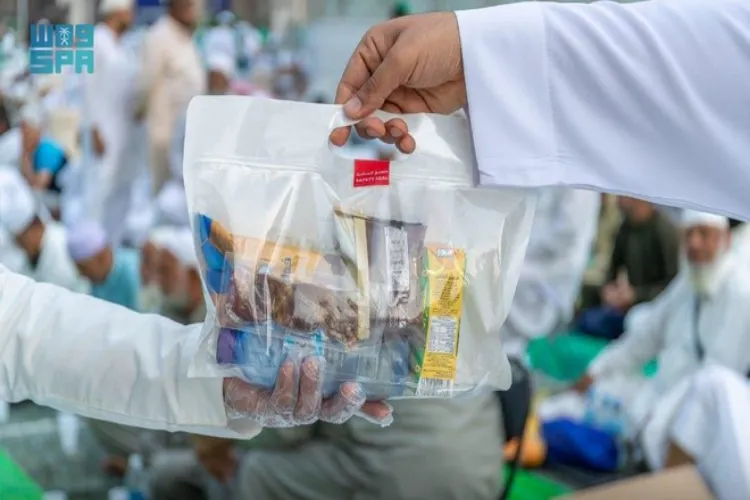 मस्जिद-उल-हरम में इफ्तार पर 20 टन खजूर का वितरण