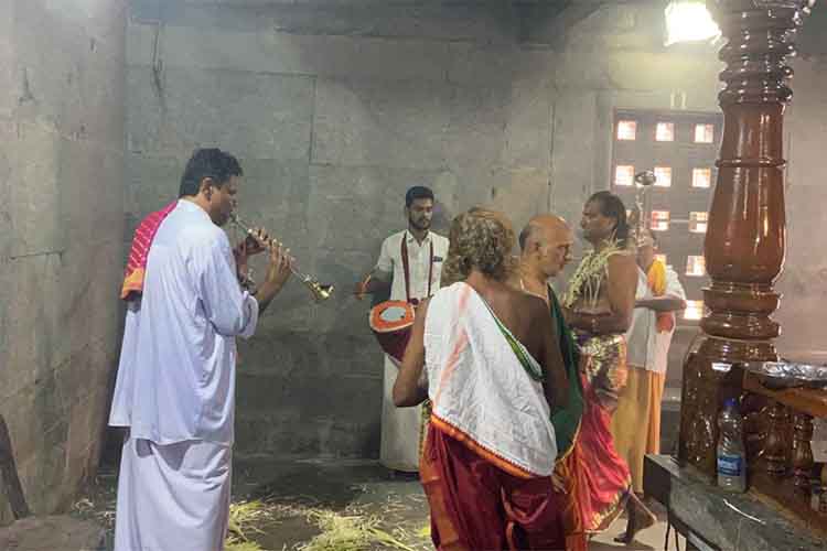कर्नाटक में तमाम हंगामे हैं, मगर जलील और अकबर मंदिर में बजाते हैं नादस्वरं
