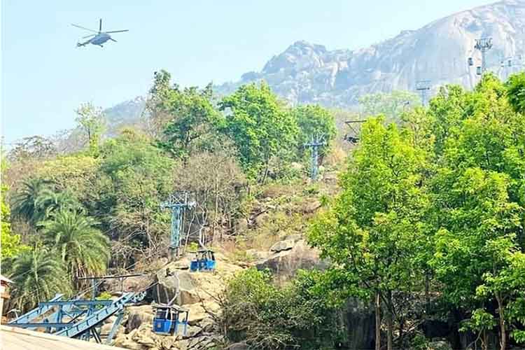 देवघर: त्रिकुट पहाड़ पर रोपवे हादसा, 20 लोगों बचाया, 28 अन्य का रेस्क्यू जारी 