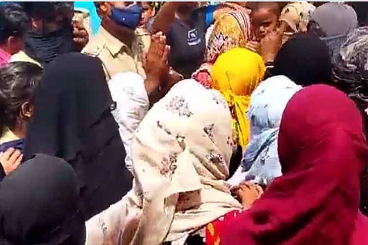 यूपीः बजरंग मुनि की रेप की धमकी के खिलाफ मुस्लिम महिलाओं ने किया प्रदर्शन