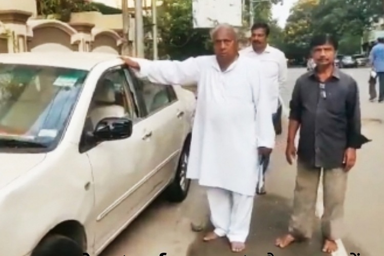 हैदराबाद में कांग्रेस के वरिष्ठ नेता वी. हनुमंत राव के घर पर पथराव