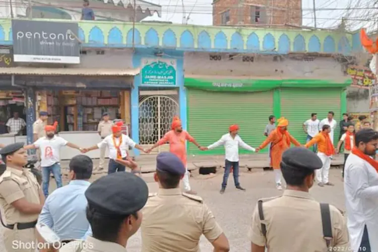 गौतम बुद्ध की धरती से शांति का संदेशः कटिहार में राम नवमी जुलूस के दौरान रामभक्त बने मस्जिद के सुरक्षा प्रहरी