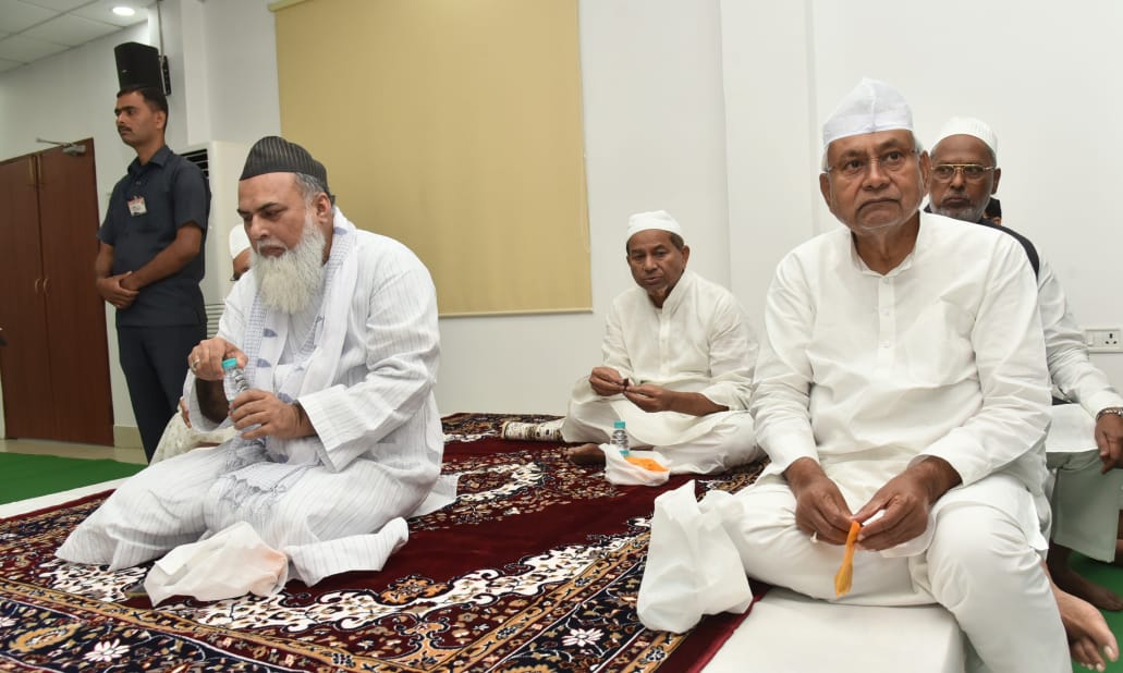 https://www.hindi.awazthevoice.in/upload/news/165004377417_Bihar_CM_Nitish_host_Iftar_feast,_a_large_number_of_Rojedars_attended_2.jpg