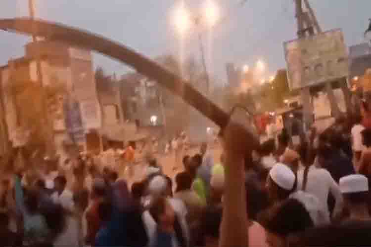 दिल्ली : जहांगीरपुरी में शोभायात्रा के दौरान बवाल, पत्थरबाजी, आगजनी, शांति की अपील
