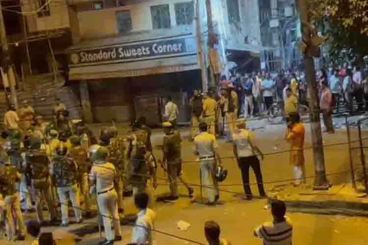दिल्ली: जहांगीरपुरी में दो समूहों के बीच हिंसक झड़प, कई घायल, गृहमंत्री शाह ने सीपी से की बात