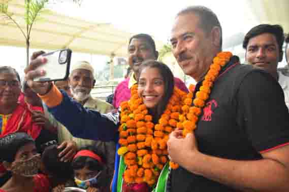https://www.hindi.awazthevoice.in/upload/news/165021073427_Just_need_a_shelter,_only_one_wish_of_Mumtaz_Khan,_who_scored_eight_goals_in_Junior_Hockey_World_Cup_2.jpg