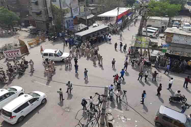 जहांगीरपुरी हिंसा: शूटर के परिवार ने पुलिस पर किया पथराव, एक हिरासत में