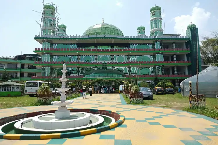 https://www.hindi.awazthevoice.in/upload/news/165044491706_First_Mosque_of_Glass_An_Incredible_View_of_Inclusive_India_1.webp