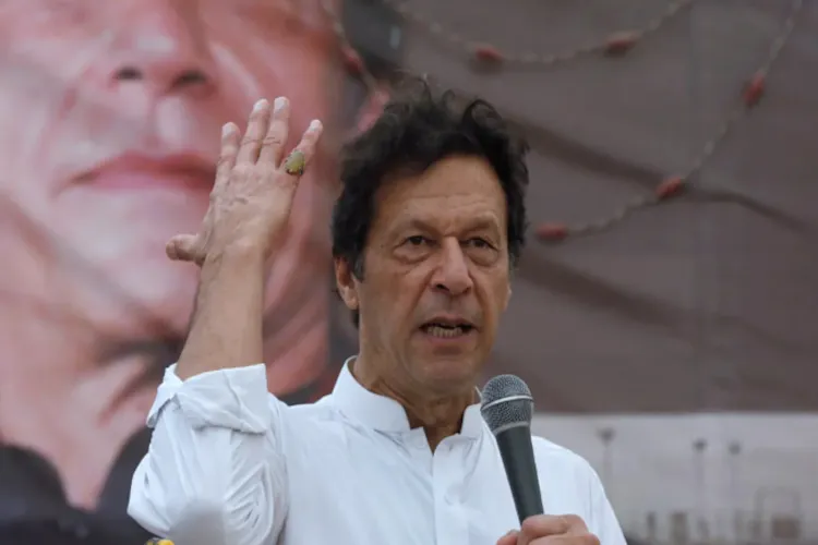 लाहौर रैली में इमरान खान ने फिर भारत को सराहा