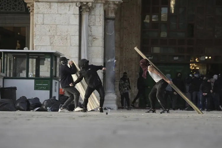 अल अक्सा मस्जिद में इजरायली पुलिस, फिलिस्तीनियों के बीच ताजा संघर्ष