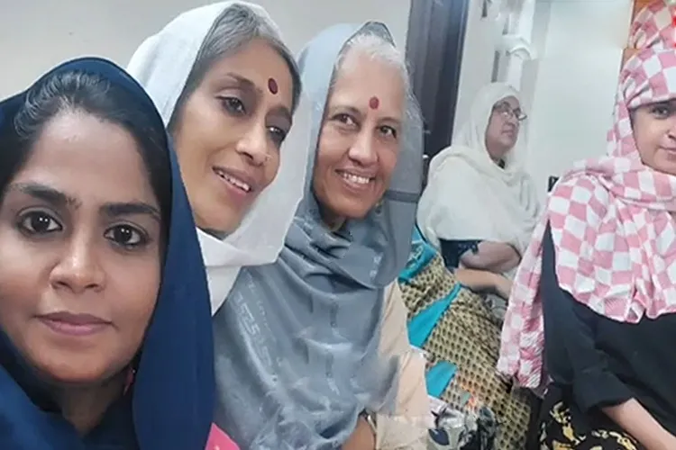 नफरती आंधी में उम्मीद की रोशनी, हिंदू महिलाओं ने रखे रोजे, हिजाब पहनकर पढ़ी नमाज