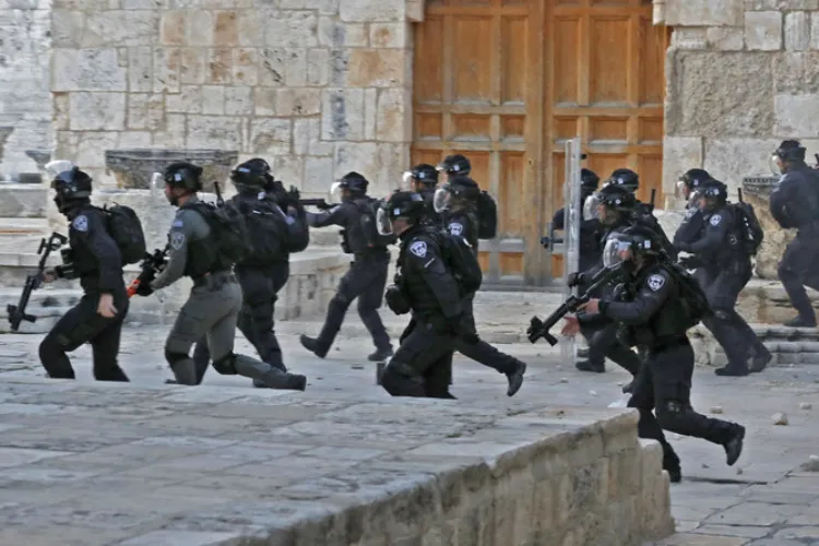 अल-अक्सा मस्जिद में  इजरायली पुलिस के साथ फिलीस्तीनियों की झड़प
