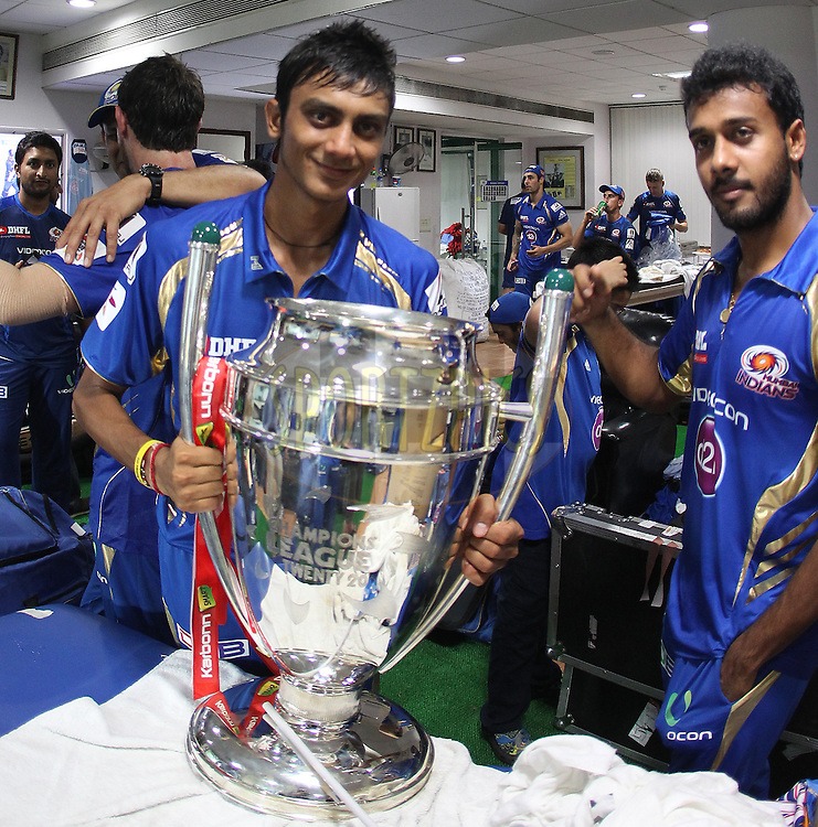 https://www.hindi.awazthevoice.in/upload/news/165122582209_Abu_with_the_Champions_League_trophy_3.jpg