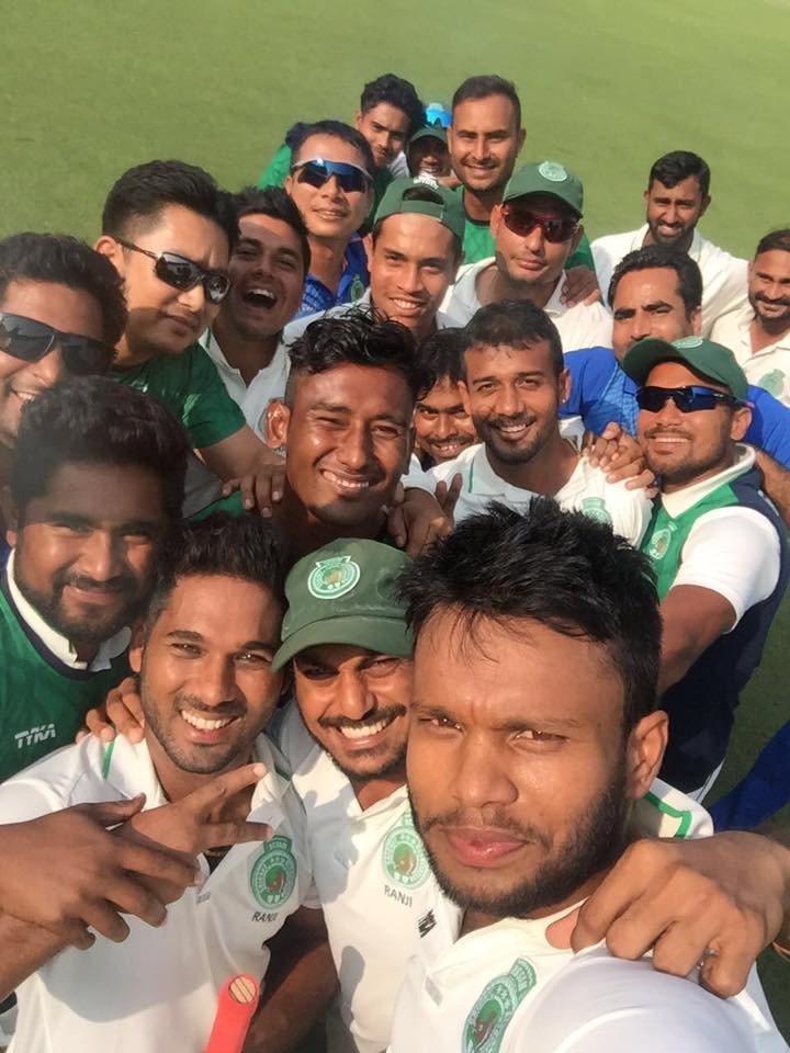https://www.hindi.awazthevoice.in/upload/news/165122585909_Abu_with_fellow_Assam_Ranji_team_players_10.jpg