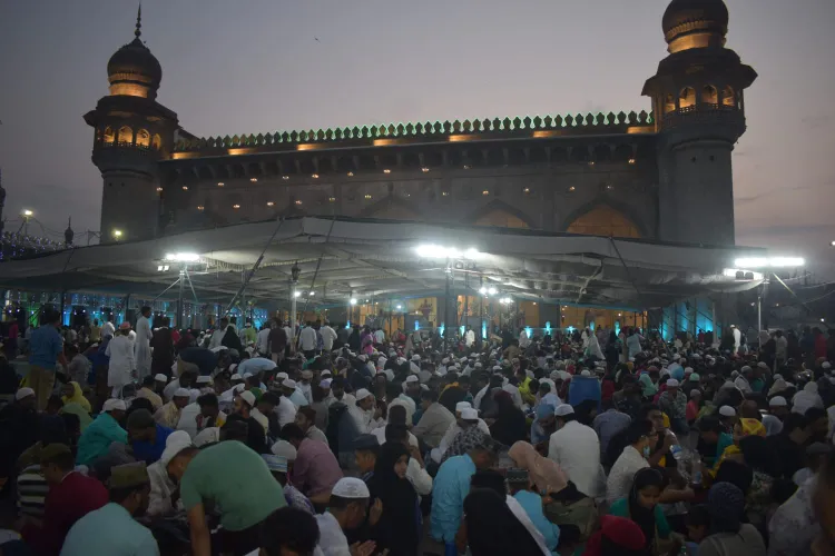 हैदराबादः मक्का मस्जिद में दो साल बाद अलविदा पर उमड़ा हुजूम