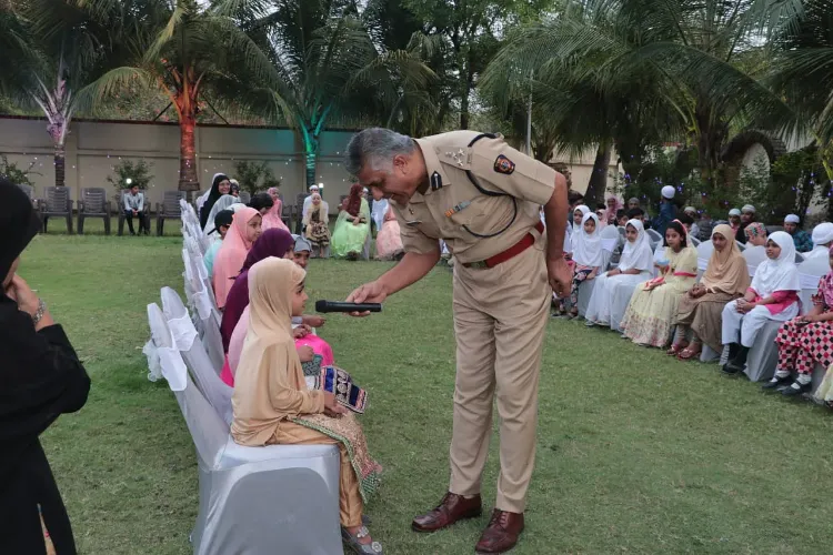 https://www.hindi.awazthevoice.in/upload/news/165140189408_Solapur_police_chief_throws_iftar_party_to_students_of_Urdu_school_2.webp