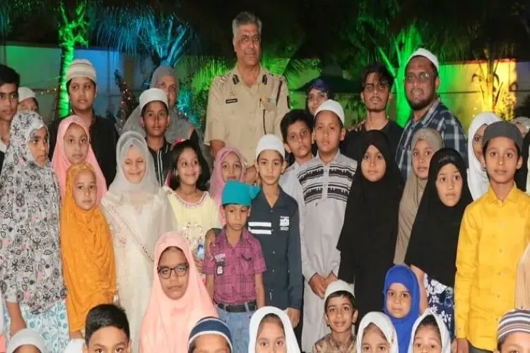 https://www.hindi.awazthevoice.in/upload/news/165140192108_Solapur_police_chief_throws_iftar_party_to_students_of_Urdu_school_3.webp