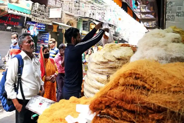 जामा मस्जिद बाजार में एक सेवई की दुकान के बाहर ग्राहक.