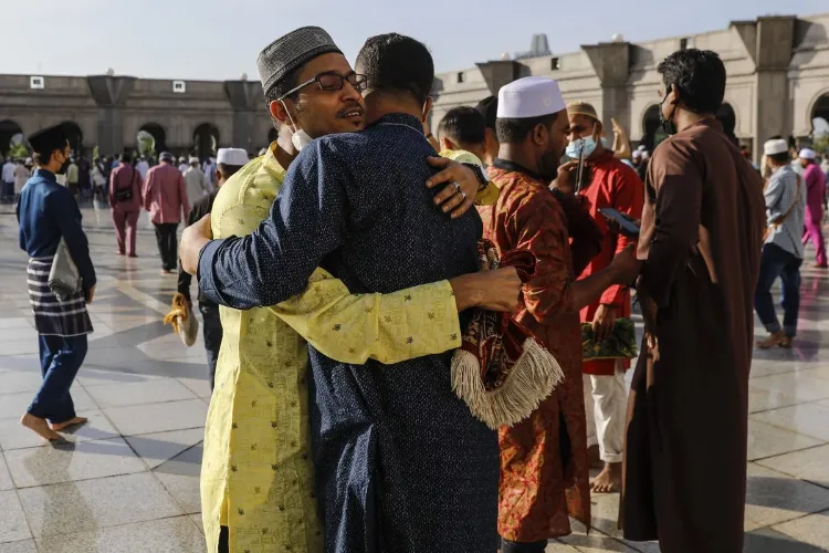 मलेशिया में लोगों ने कोरोना मामलों में गिरावट के बीच मनाई ईद