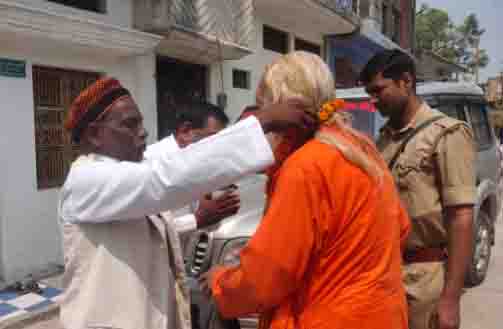https://www.hindi.awazthevoice.in/upload/news/165157605910_Eid_in_Ayodhya_Chief_priest_of_Ram_Janmabhoomi_hugged_Iqbal_Ansari_2.jpg