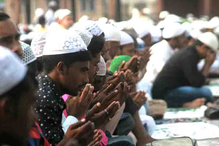 यूपी में योगी की अपील का असर, पहली बार नहीं हुई सड़कों पर ईद की नमाज