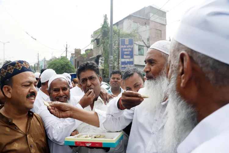 दिल्ली के जहांगीरपुरी में मुस्लिमों, हिंदुओं ने एक साथ मनाई ईद