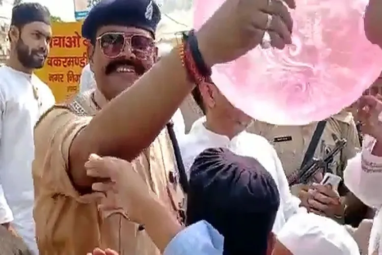 यही भारत चाहिए : ईद एक यूपी पुलिस के किस्से अनेक !