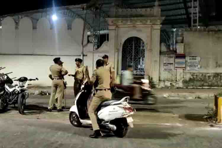 राज ठाकरे के आक्रामक रुख के मद्देनजर पुलिस रात से ही मस्जिदों के बाहर सक्रिय हो गई थी। 